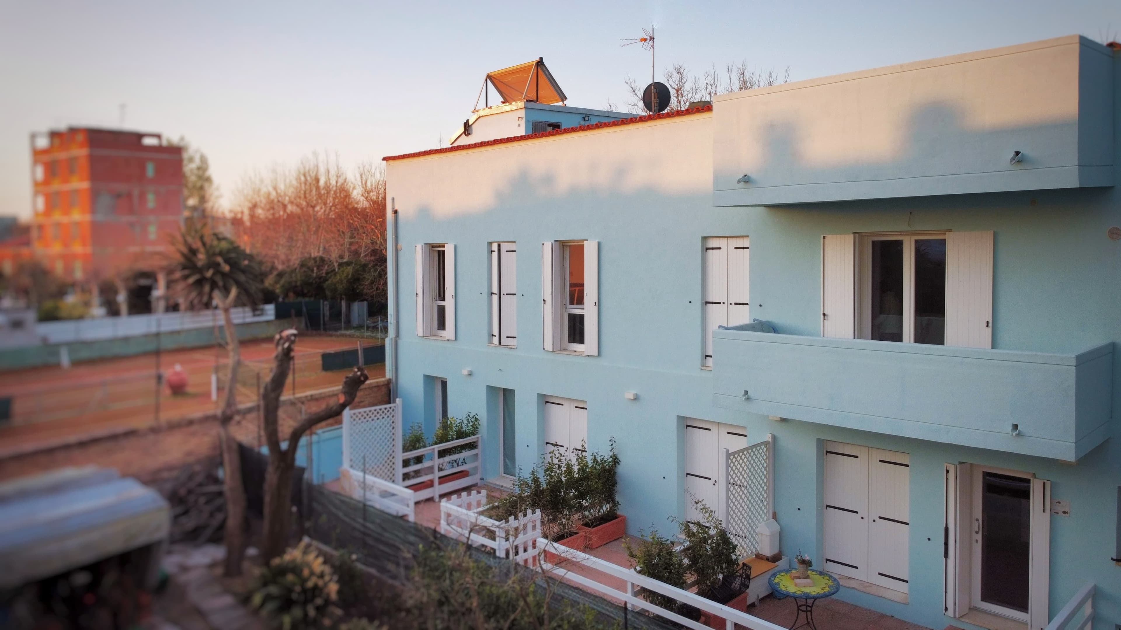 Facciata azzurra di Casa del mare in Viale Cesare Simonetti, Fano