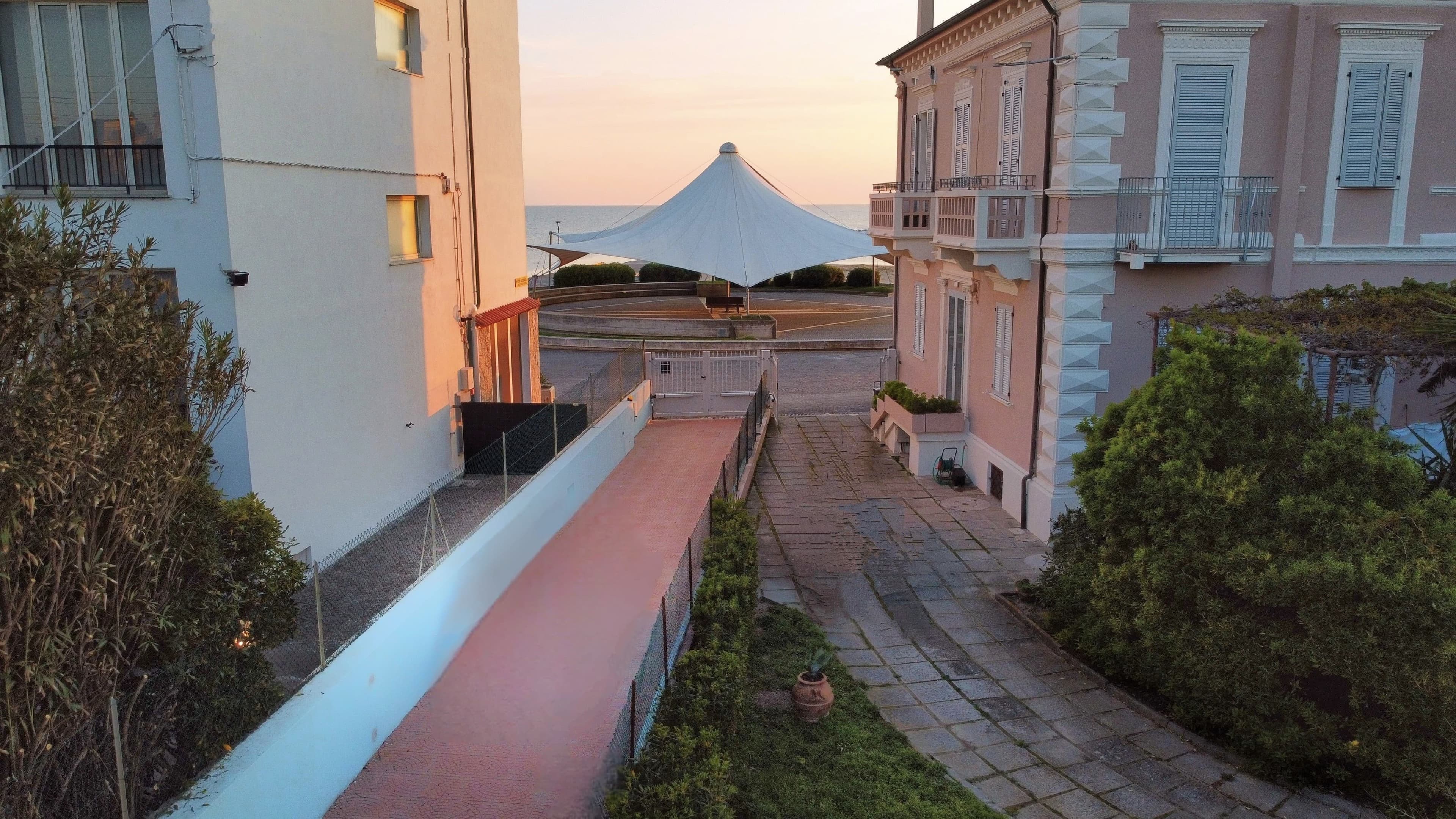 Vista aerea al tramonto della via che porta da Casa del mare al mare