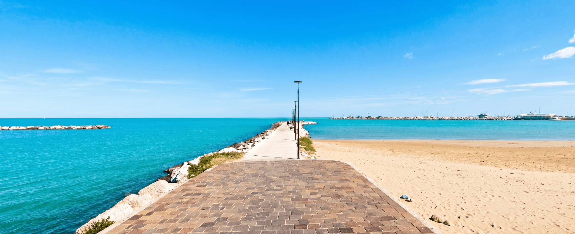 Vista del molo di Fano e dell'Adriatico al tramonto, davanti a Casa del mare