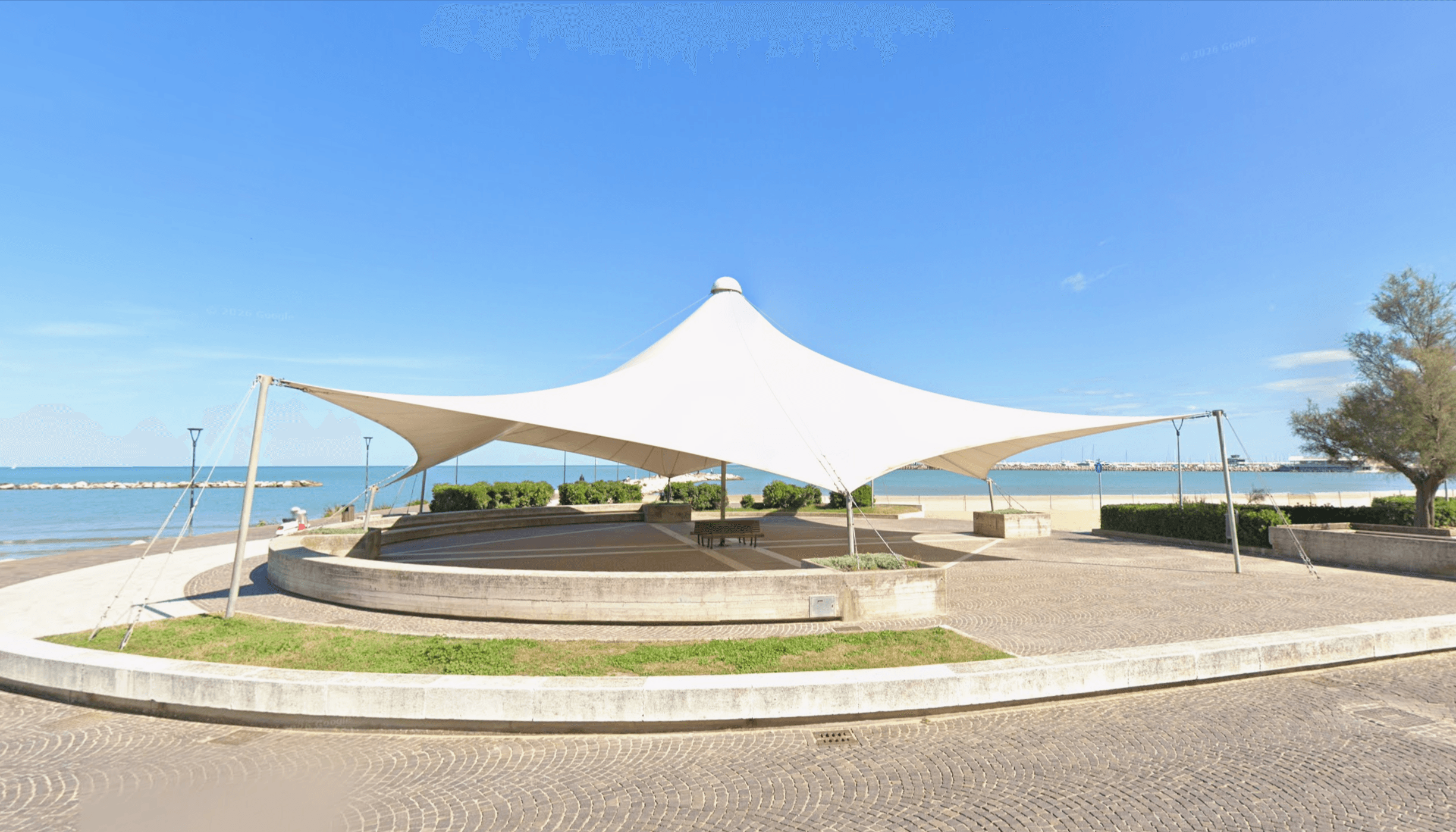 Il tendone del Lido di Fano, davanti a Casa del mare