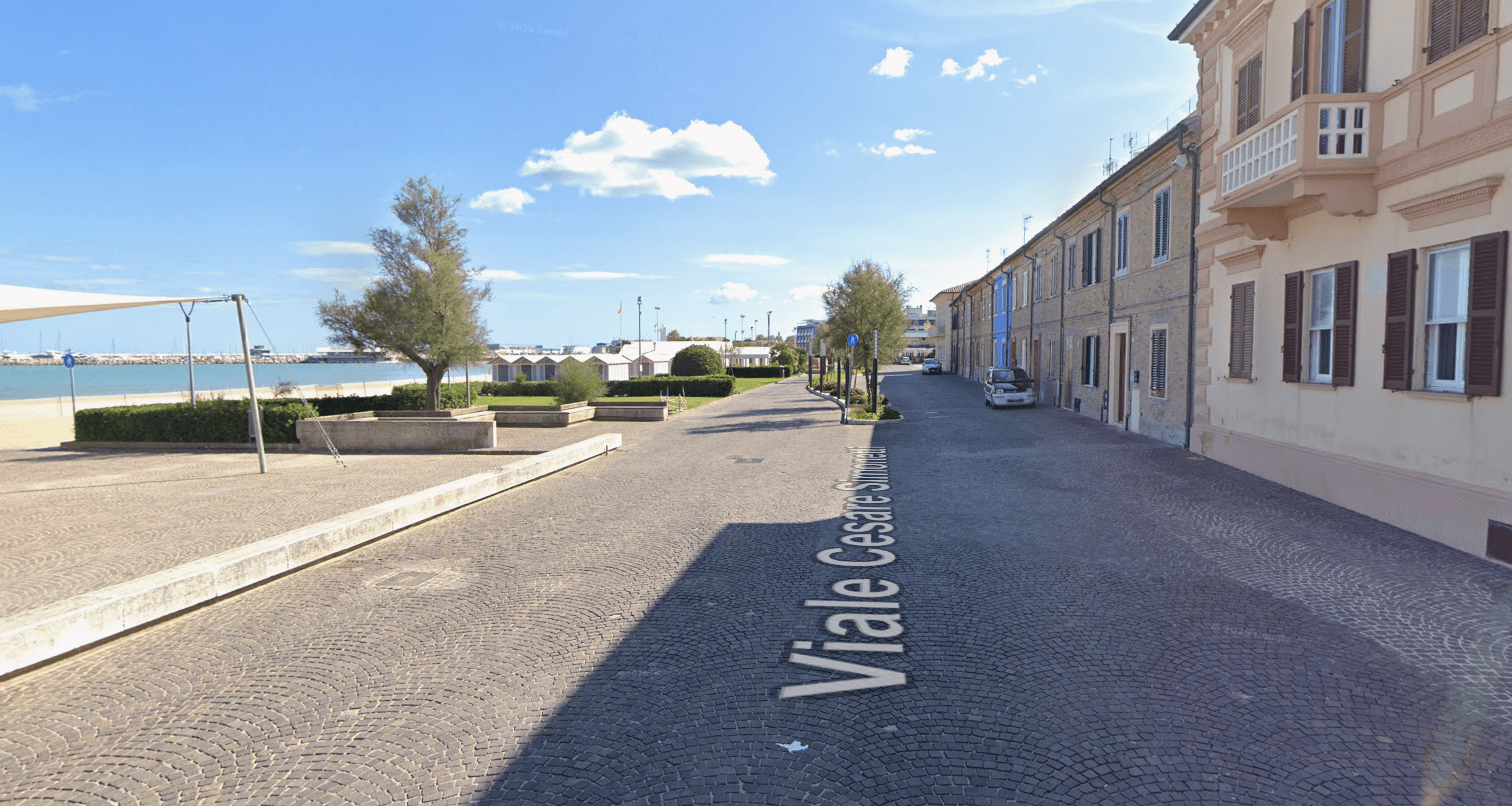 Viale Cesare Battisti, davanti casa del mare